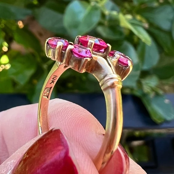 VINTAGE ART DECO SOLID 10K YELLOW GOLD SYNTHETIC RUBY CLUSTER COCKTAIL RING - Picture 10 of 16